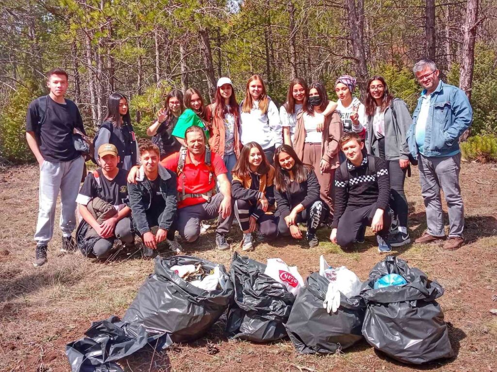 Lise öğrencileri ormanı temizledi