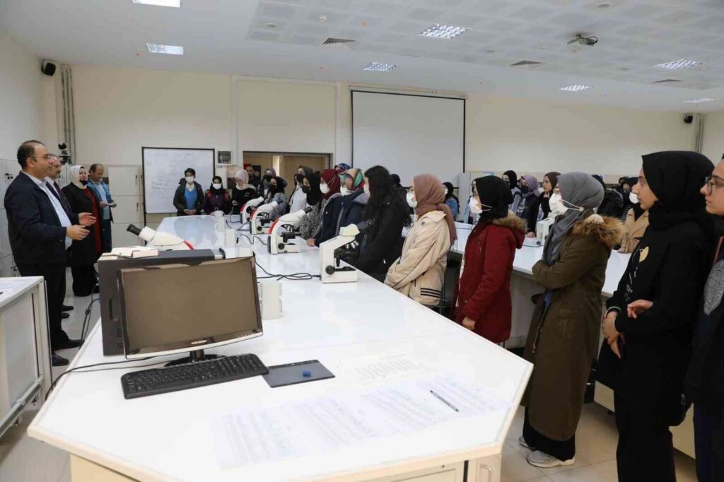 Lise öğrencileri üniversiteyi yakından tanıdı