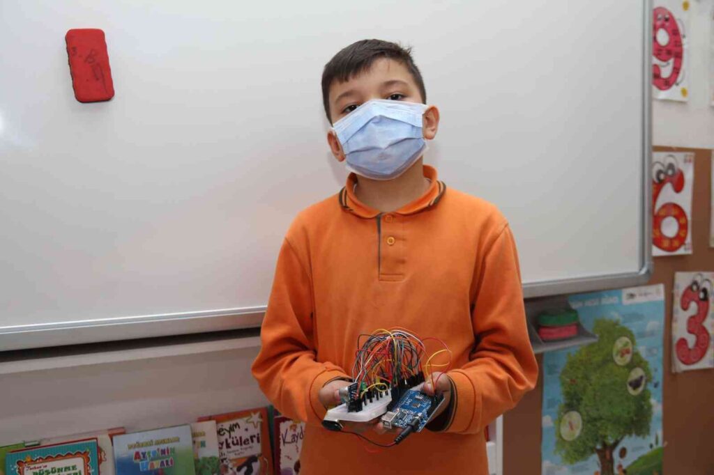 Minikler sınıflarda hava kalitesini kendi yaptıkları cihazla ölçüyor