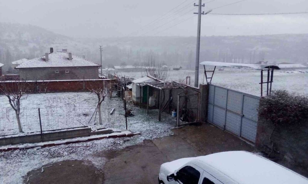 Nisan ayında karlı bir sabaha uyandılar