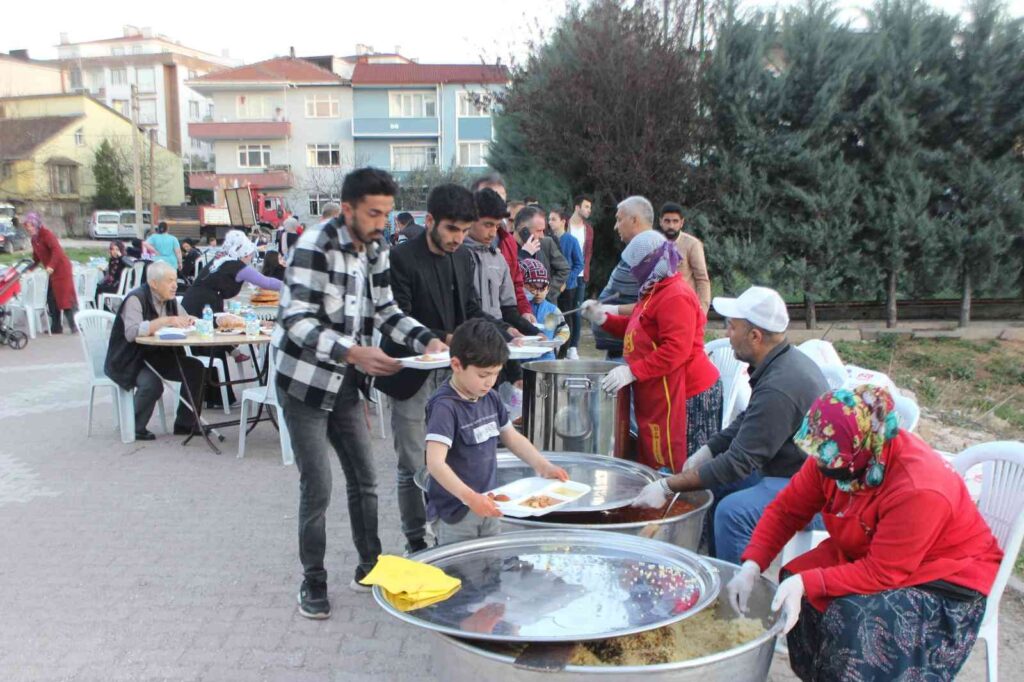 Osmaneli halkı belediye tarafından düzenlenen mahalle iftarlarında bir araya geldi