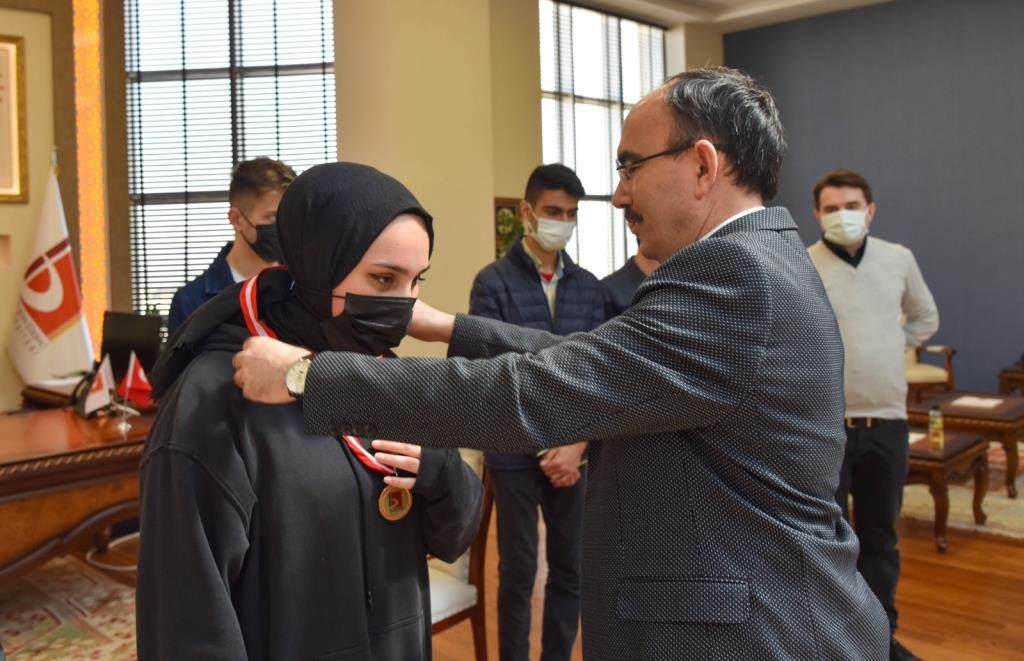 Rektör dereceye giren öğrencilere madalya taktı