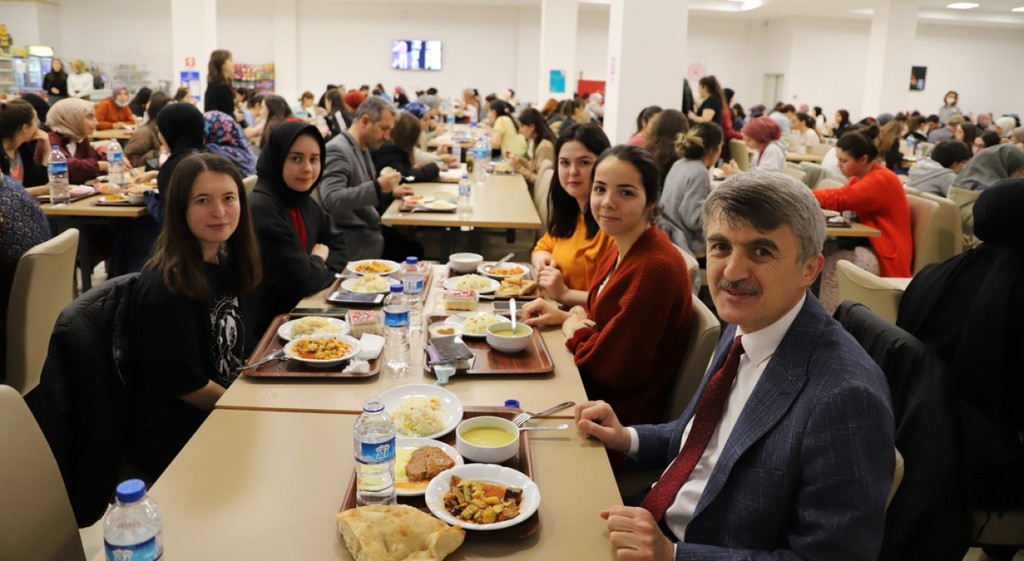 Rektör Uysal, öğrencilerle iftar yaptı