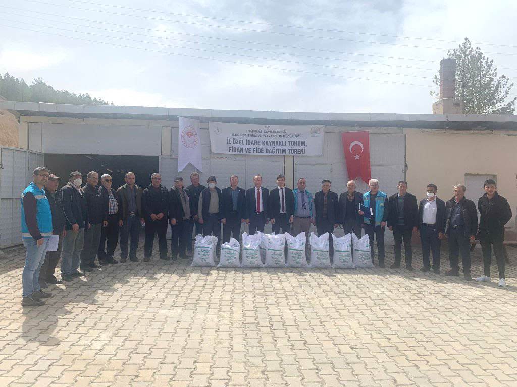 Şaphane’de çiftçilere 640 kilogram kuru fasulye tohumu dağıtıldı