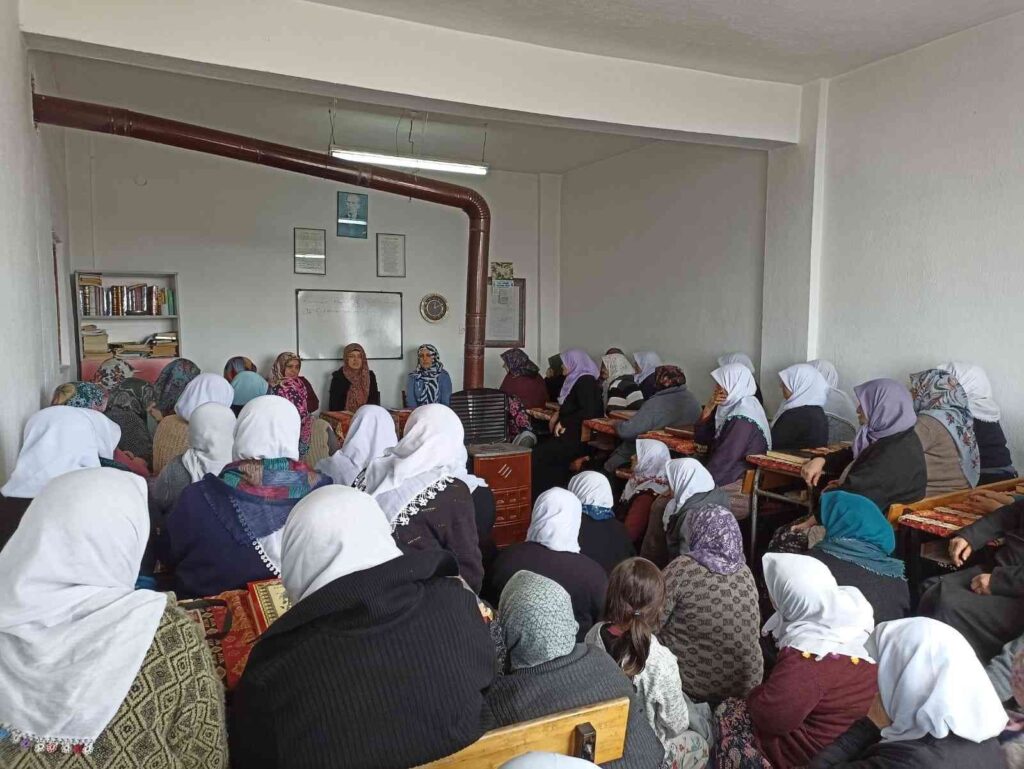 Simav’da bayanlara sohbet programı