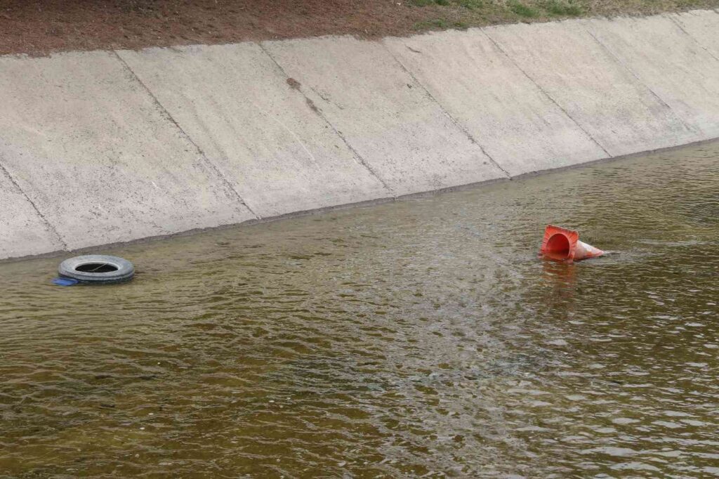 Sulama kanalındaki kirlilik pes dedirtti