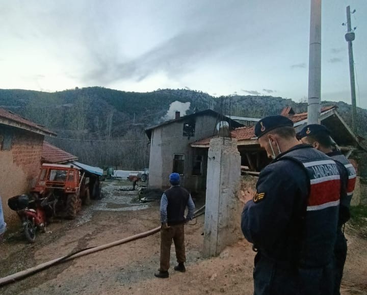 Tavşanlı’daki ev yangını korkuttu