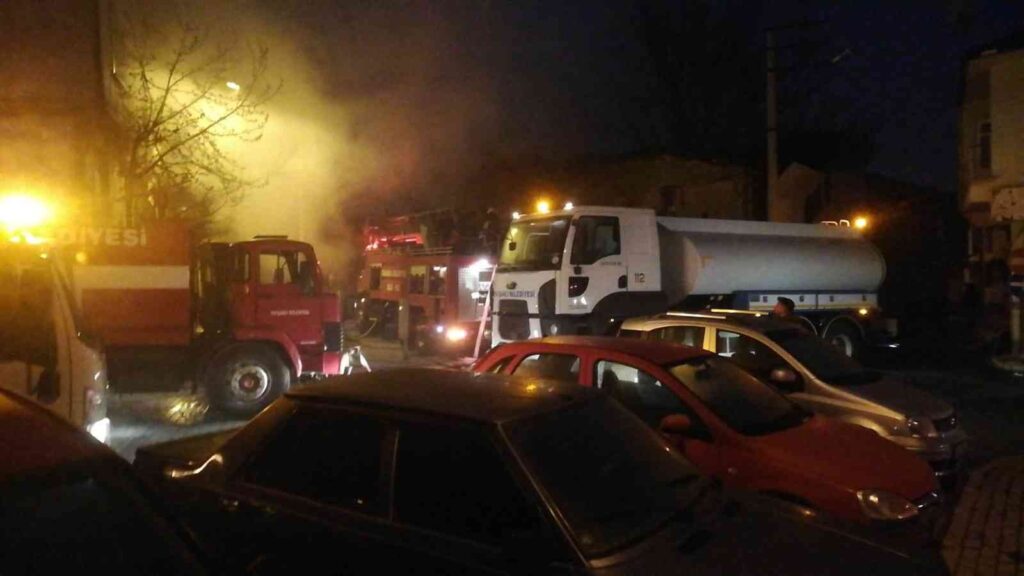 Tavşanlı’daki yangında 2 katlı tarihi ahşap bina kül oldu