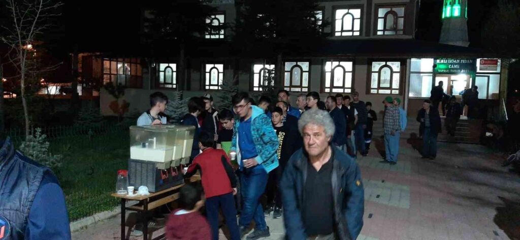 Teravih namazı sonrası vatandaşlara ballı süt ikram edildi