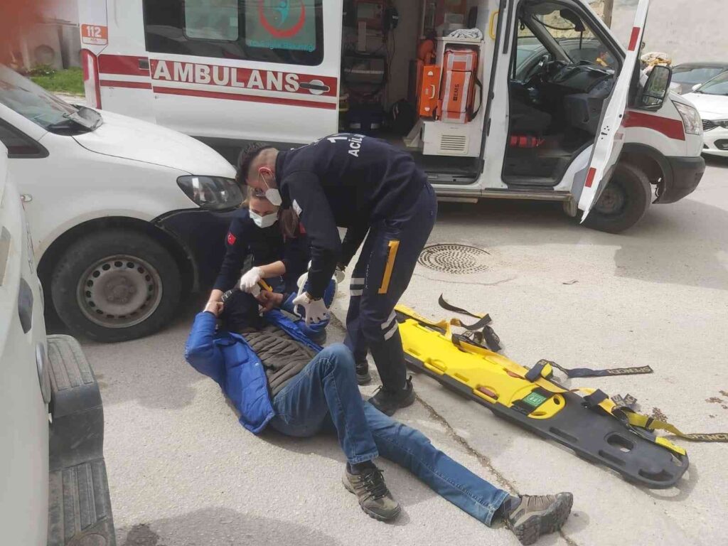 Ters şeritten gelen araç motosiklete çarptı