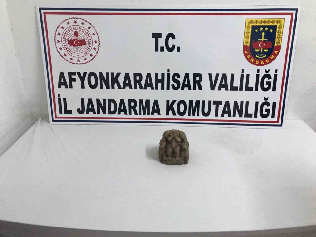 Üzerinde tarihi eser niteliği taşıyan heykelle yakalandı