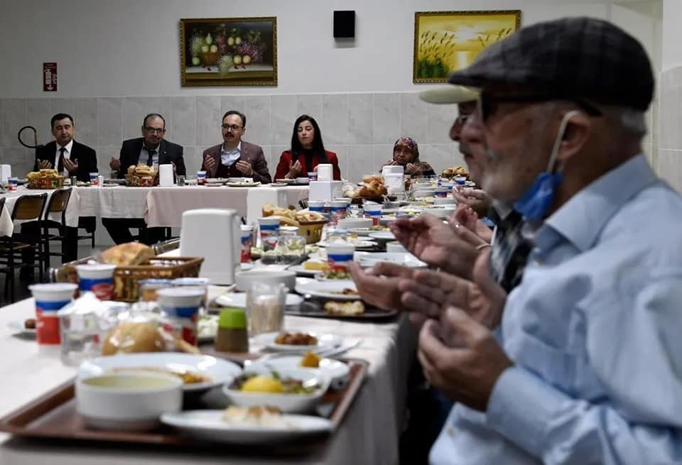 Vali Kızılkaya huzurevi sakinleriyle iftar yaptı