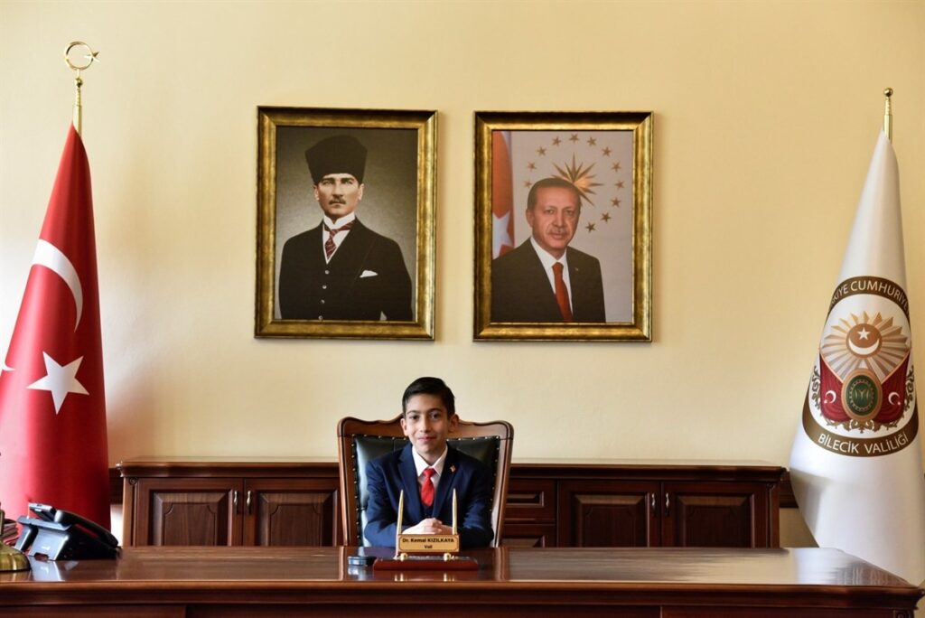 Vali Kızılkaya makamını 7. Sınıf öğrencisi Şengül’e devretti