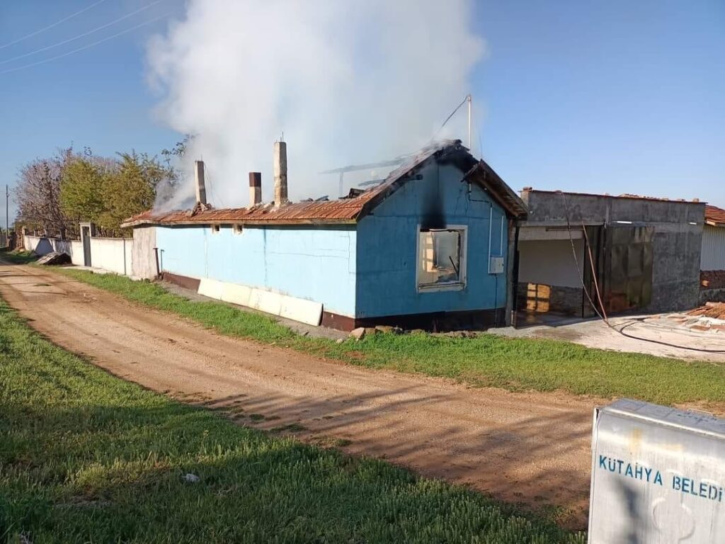 Altıntaş’ta ev yangını korkuttu