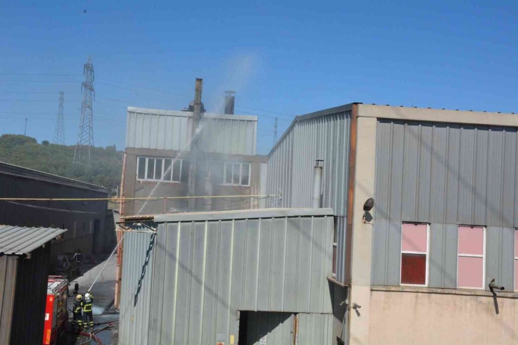 Bilecik’te fabrikada çıkan baca yangını korkuttu