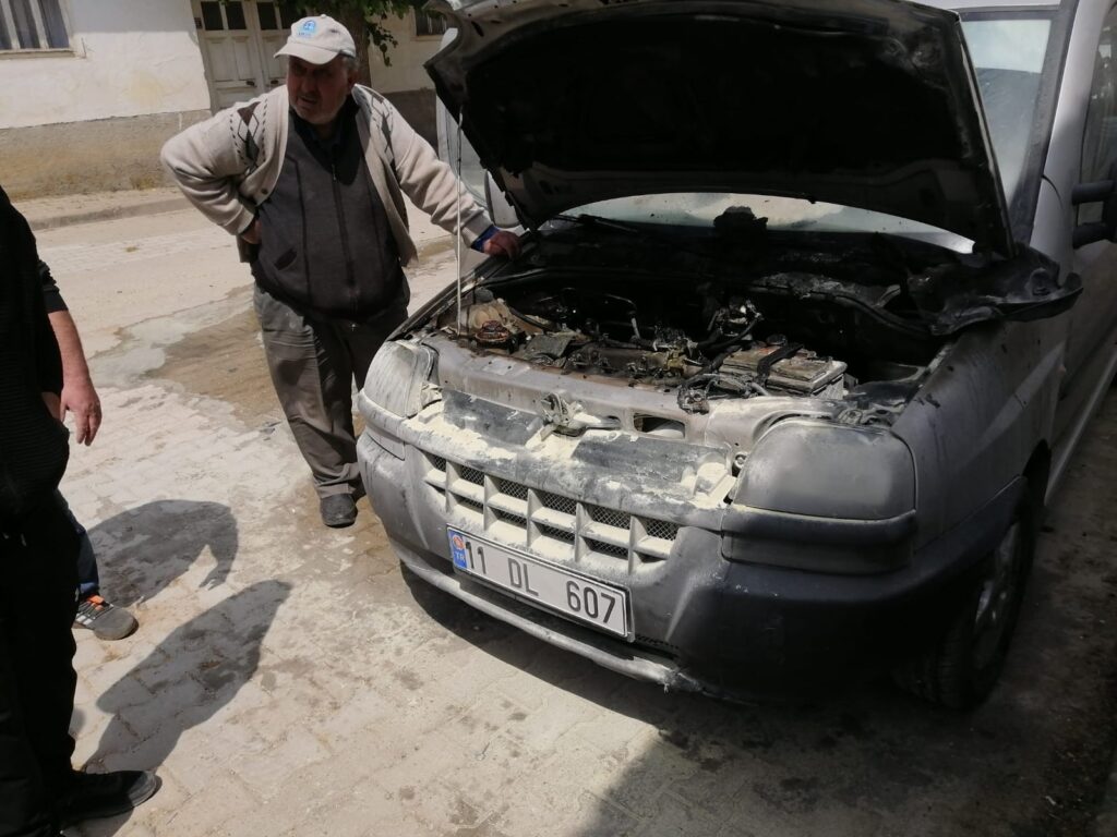 Bilecik’te park halindeki hafif ticari araç alev alev yandı