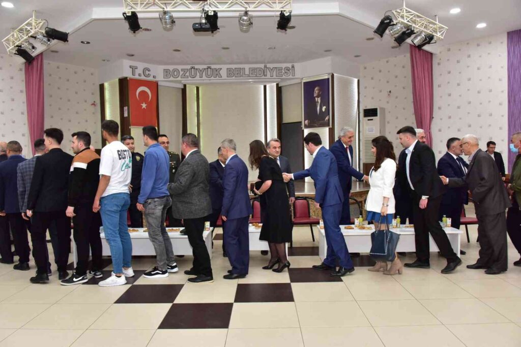 Bozüyük’te protokol ve vatandaşlar bayramlaştı