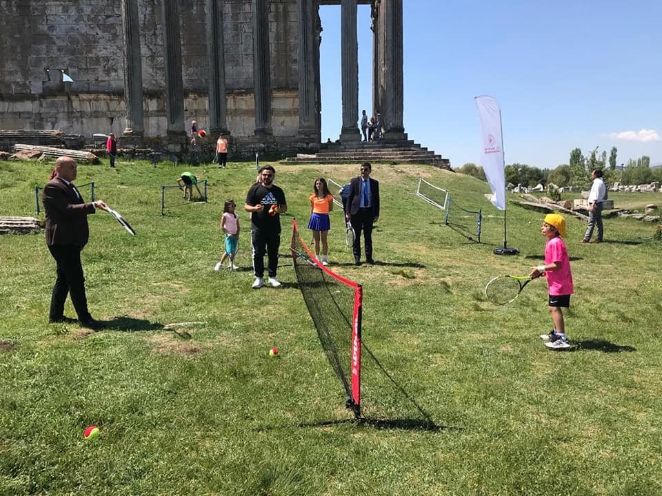 Çavdarhisar Aizanoi Antik Kenti’nde Sokak tenisi turnuvası