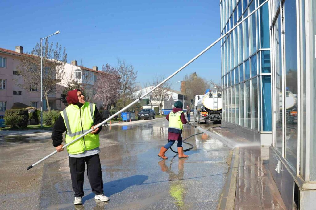 Demiryolu üst geçidi yıkanarak temizlendi