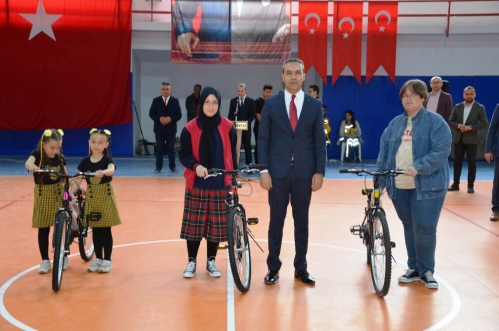 Emet’te 5 milyon sayfa kitap okuyan öğrencilere ödülü