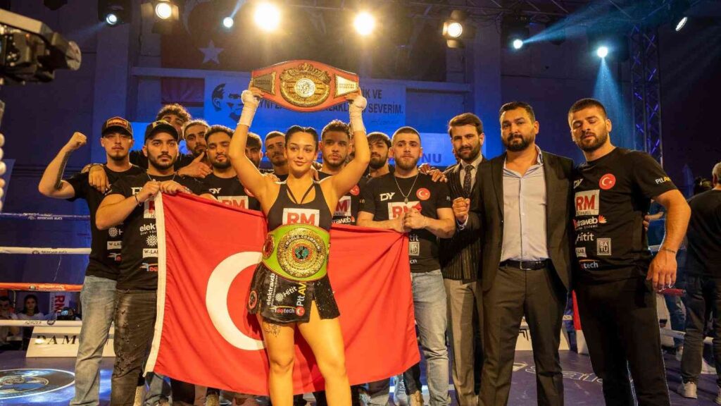 Eskişehirli boksör önce Avrupa ardından da Dünya Şampiyonluğu kemerini aldı