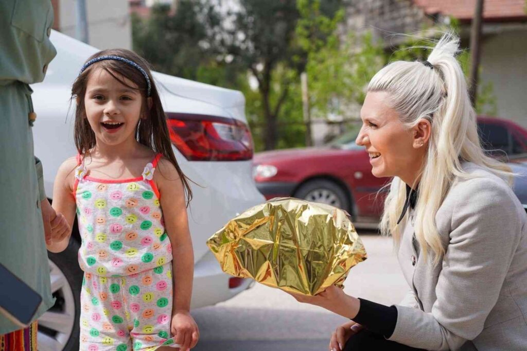 Evleri ziyaret ederek çocuklara bayramlık hediyeler dağıttı