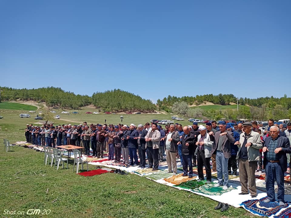 Gediz’de köylüler yağmur ve şükür duasına çıktı