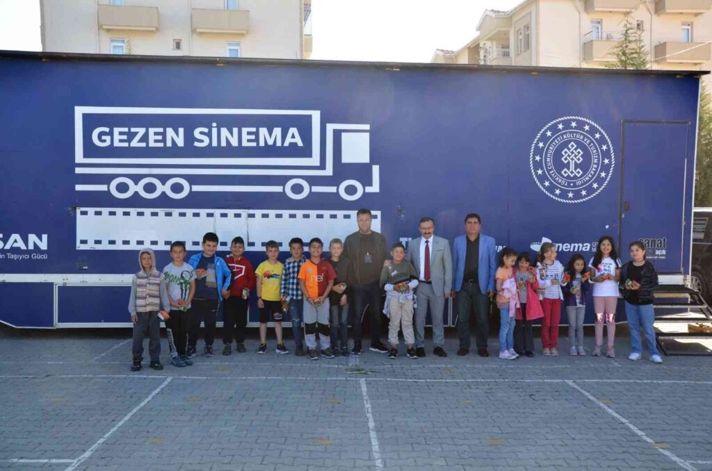 Gezen sinema tırı Emet’te çocuklarla buluştu