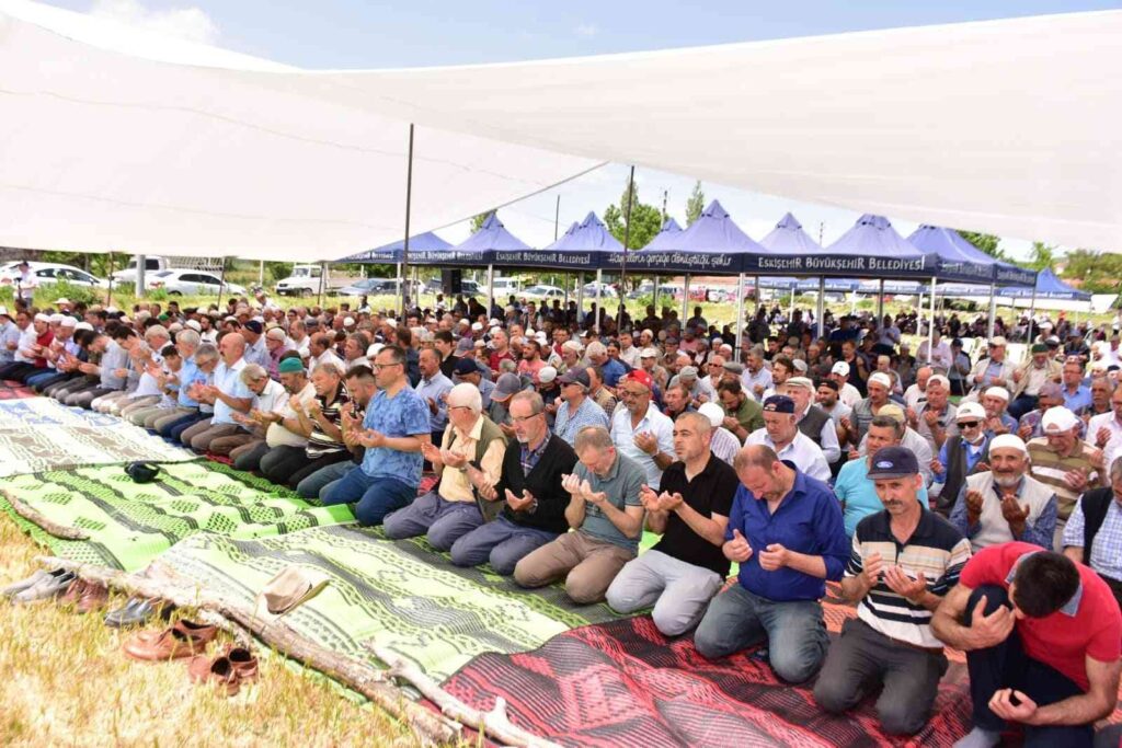 İnönü’de 2 bin kişi yağmur duası için bir araya geldi