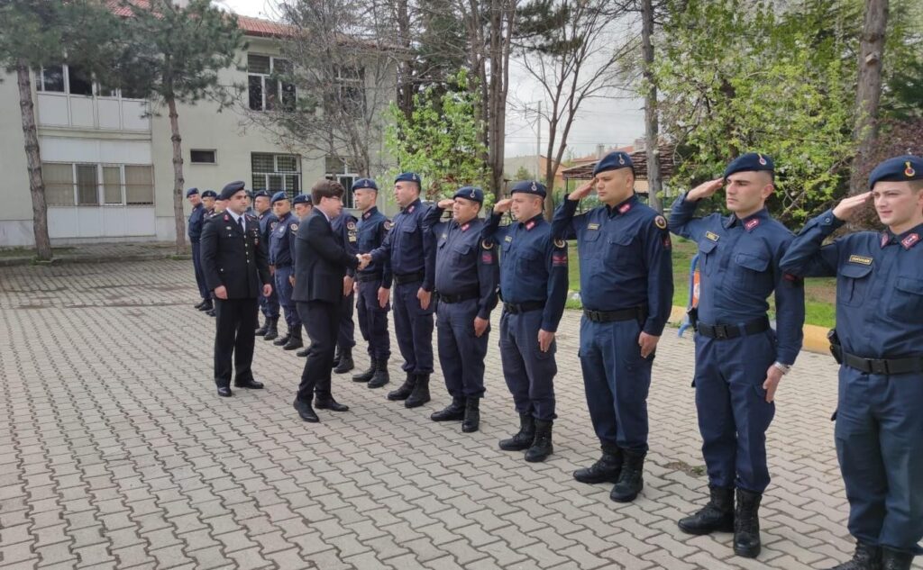 Kaymakam Düzgü, emniyet ve jandarma personeliyle bayramlaştı
