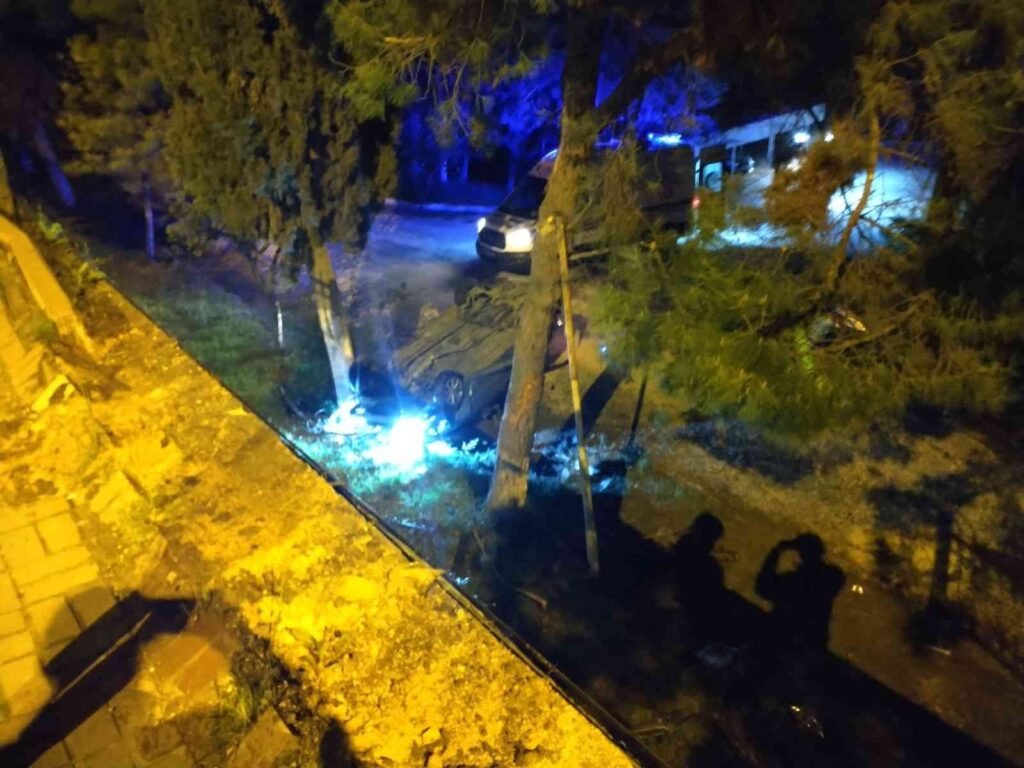 Kontrolden çıkan otomobil İl Özel İdaresi bahçesine yuvarlandı