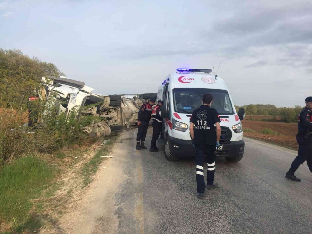 Kontrolden çıkan tır şarampole devrildi: 1 yaralı
