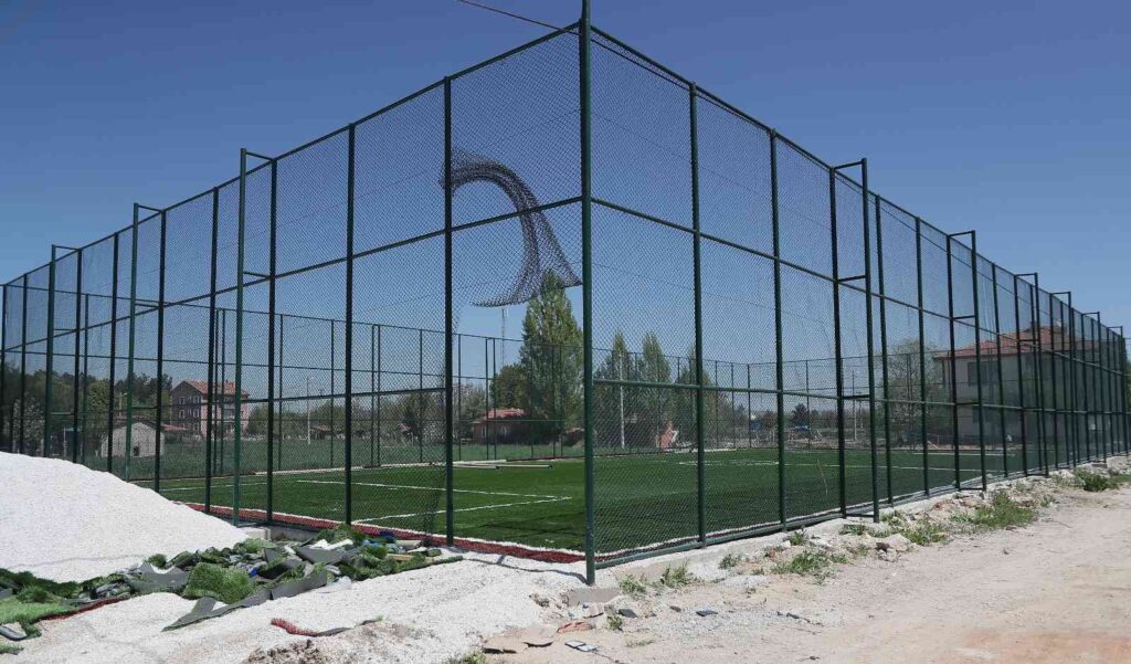 Kütahya’da 14 mahalleye halı saha