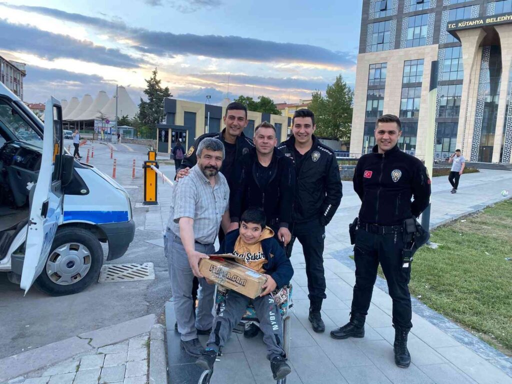 Kütahya’da Çevik Kuvvet polislerinden anlamlı hediye