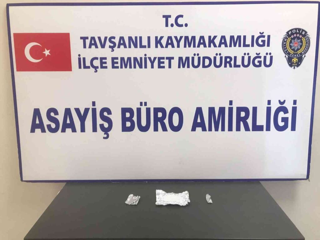 Kütahya’da iki aracın gizli bölmelerinden uyuşturucu çıktı