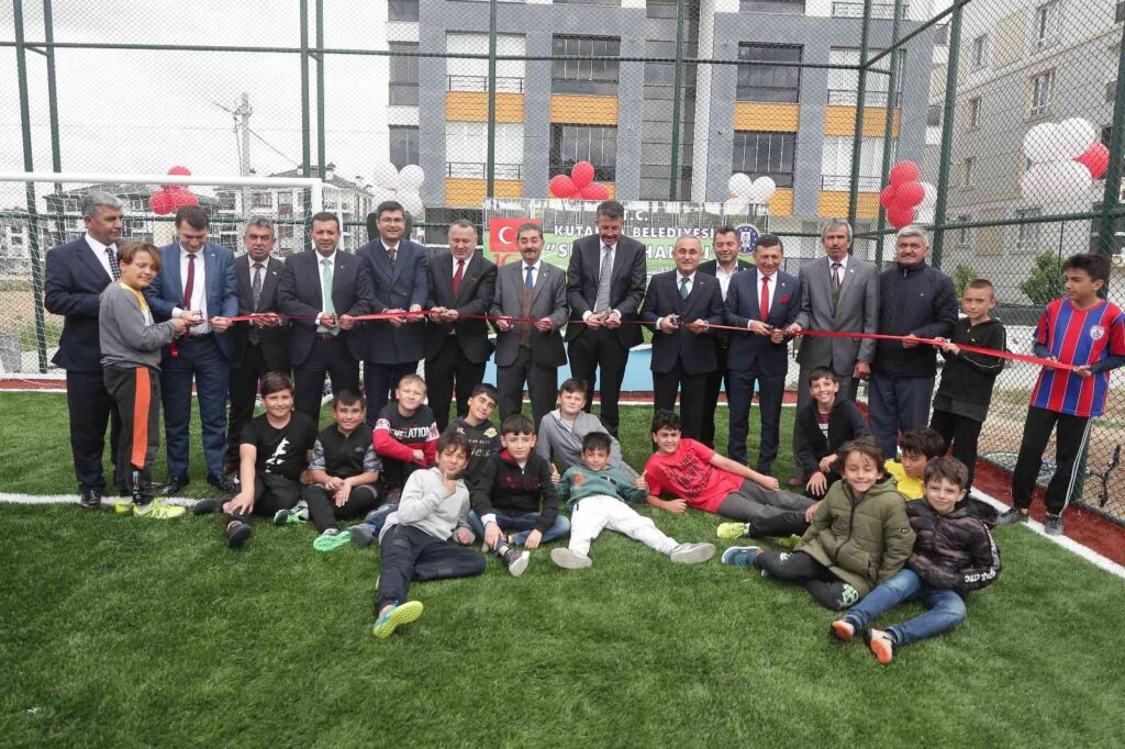 Kütahya’da yapımı tamamlanan 6 halı saha hizmete sunuldu