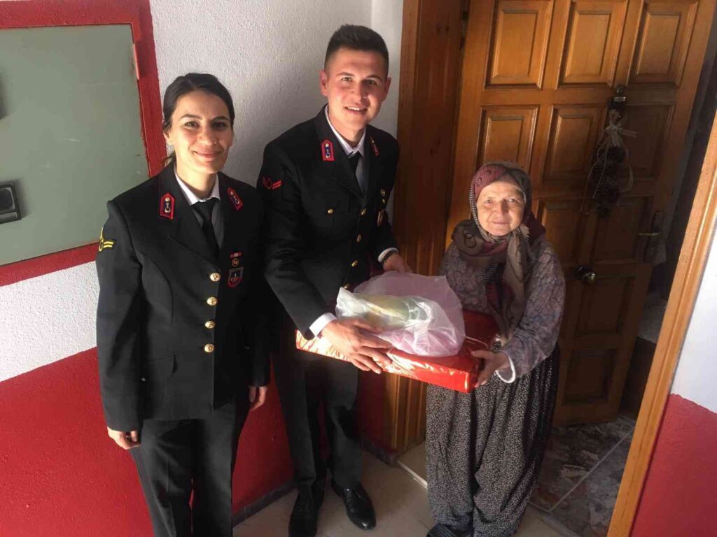 Osmaneli Kaymakamı Ünal vatandaşlarla bayramlaştı