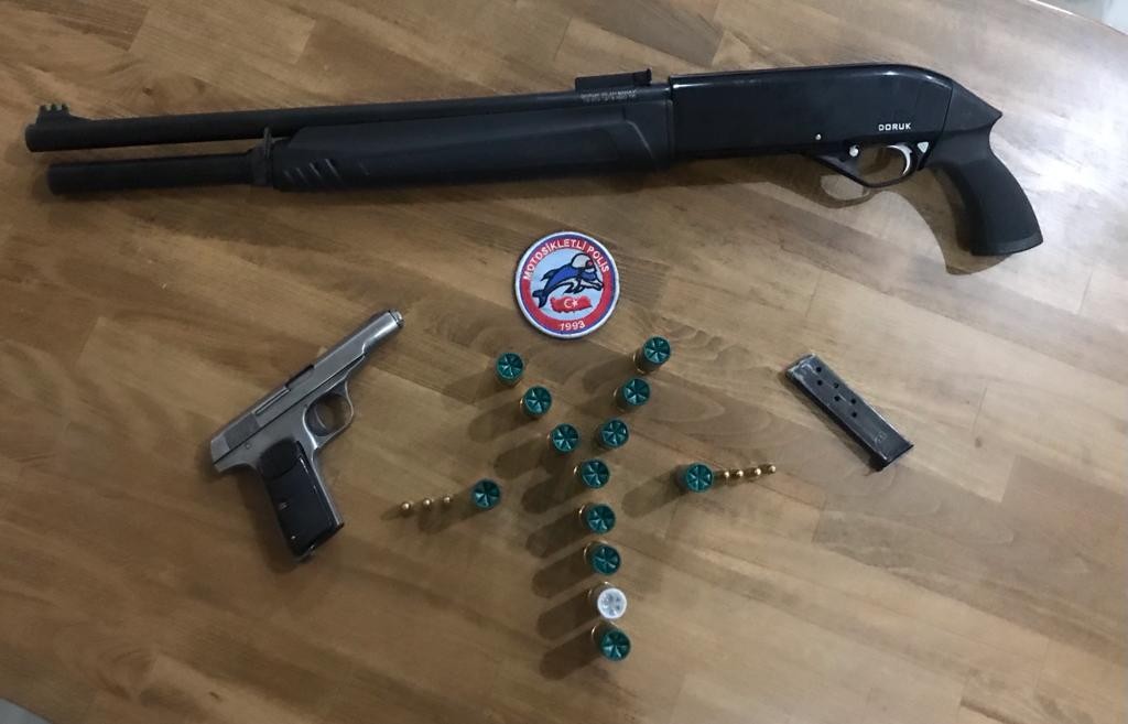 Polis ruhsatsız tabanca ile pompalı tüfek ele geçirdi