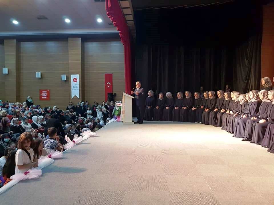 Tavşanlı’da 41 hafız kız öğrenci taç giydi