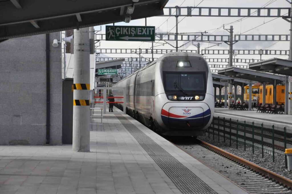 TCDD’den tren yollarına yaklaşmayın uyarısı