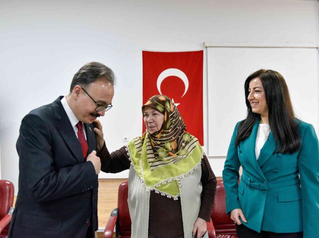 Vali Kızılkaya huzurevi sakinleriyle bir araya geldi