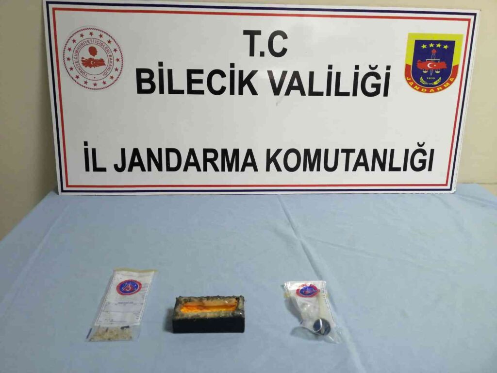 Yol kontrolünde araç içinde uyuşturucu ele geçirildi