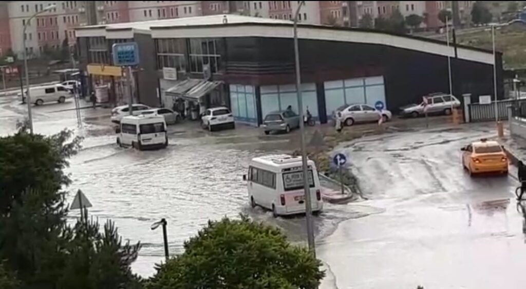 Afyonkarahisar’da sağanak yağmur yolları göle çevirdi