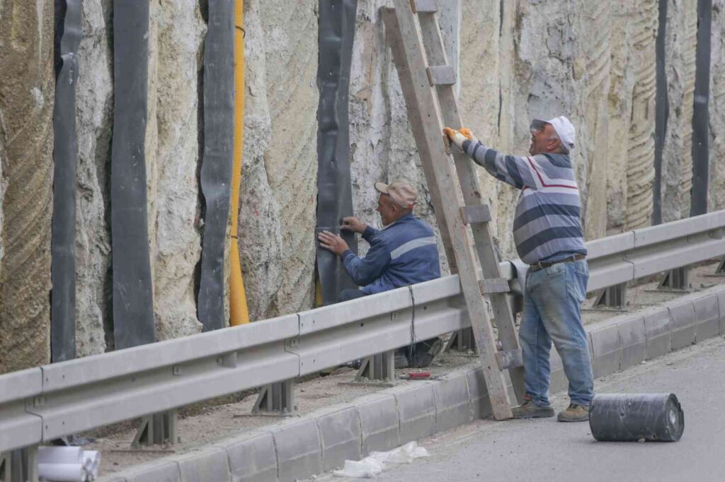 Alt geçitte püskürtme beton duvar çalışması