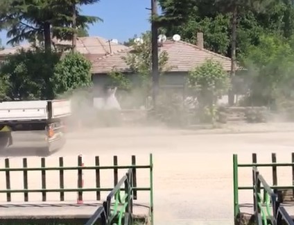 Altyapı ve kanalizasyon çalışması mahalleyi toza boğdu