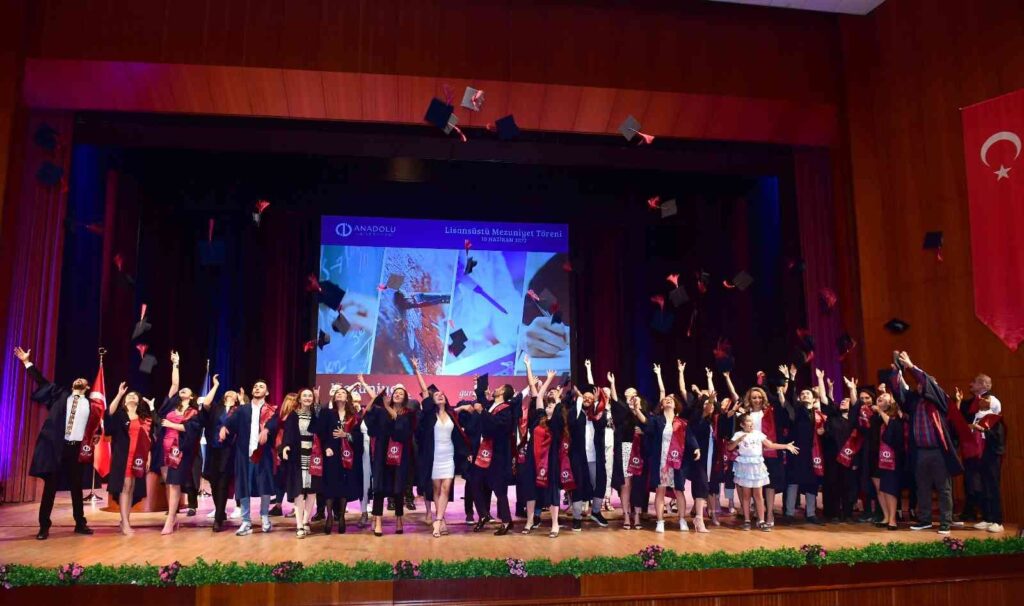 Anadolu Üniversitesi lisansüstü mezunlarını uğurladı