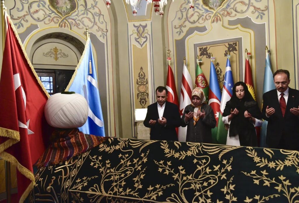 Anayasa Mahkemesi Başkanı Arslan, Ertuğrul Gazi ve Şeyh Edebali türbelerini ziyaret etti