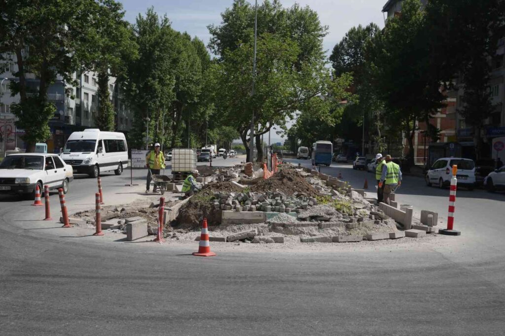 Atatürk Bulvarı’nda refüj ve aydınlatma çalışmaları