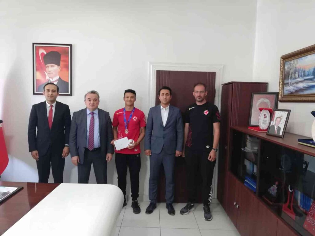 Başarılı sporcu Kaymakam Öztürk’ü ziyaret etti