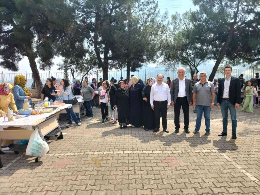 Başkan Yaman okulda açılan hayır panayırına katıldı